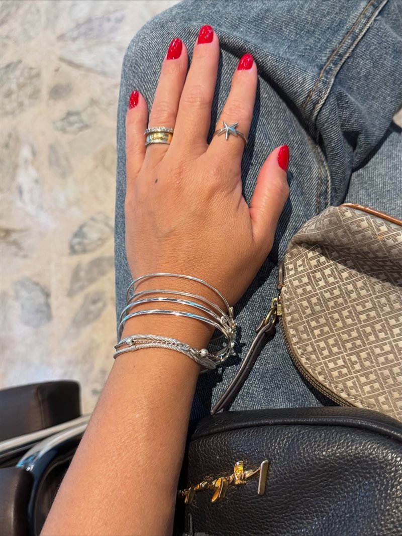 Pulseiras de prata 925 empilhadas no punho